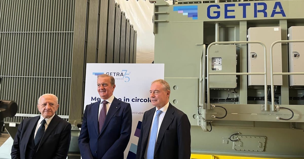 Marco Zigon, presidente del Gruppo Getra con il ministro delle Imprese e del Made in Italy, Adolfo Urso, e il presidente della Regione Campania, Vincenzo De Luca.
