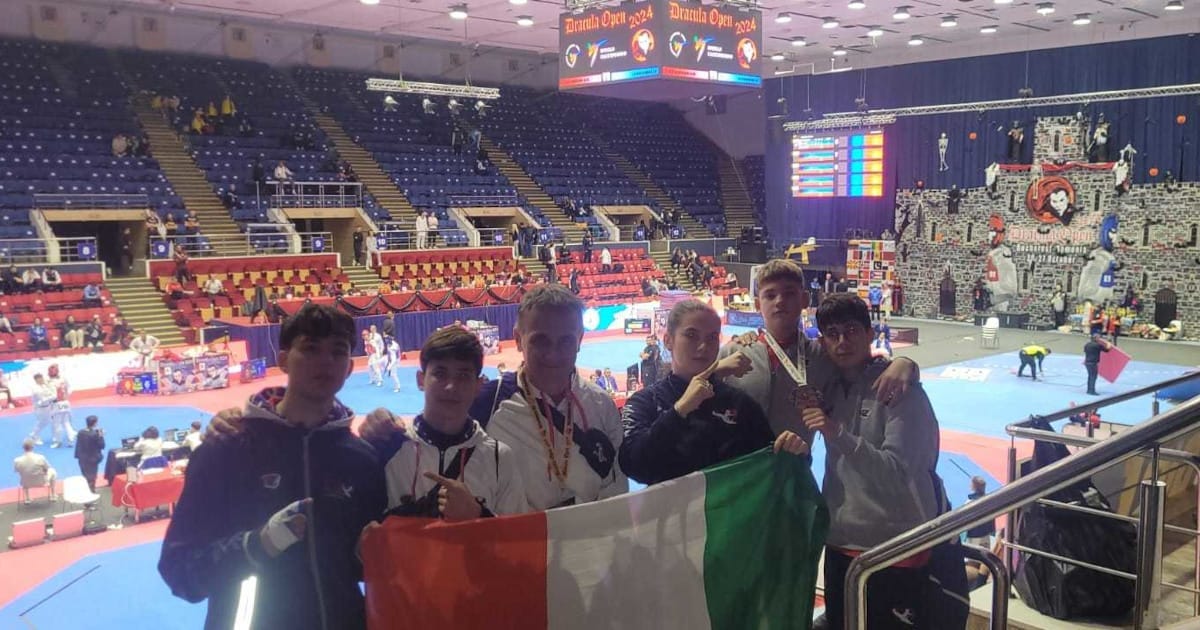fotografia degli atleti del Taekwondo Caserta al torneo Dracula Open di Bucarest