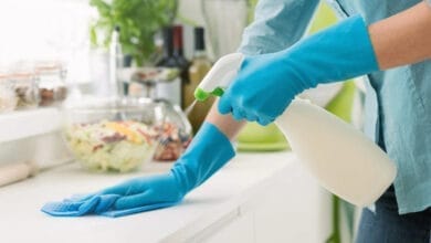 cameriera che fa le pulizie