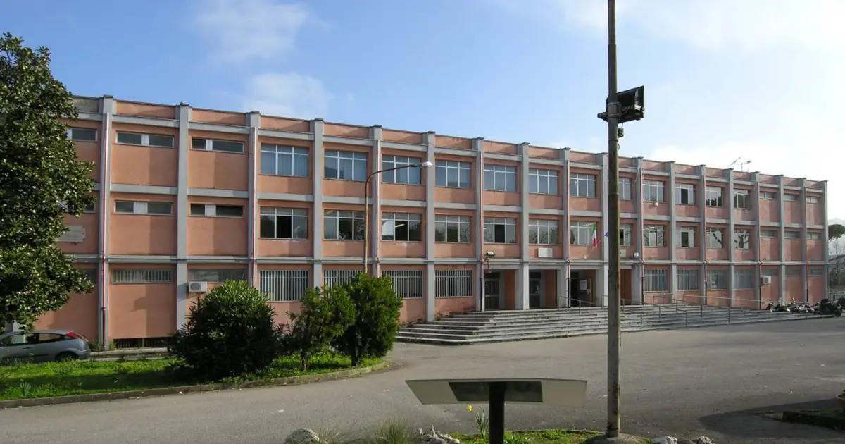 fotografia facciata di un istituto scolastico di Caserta