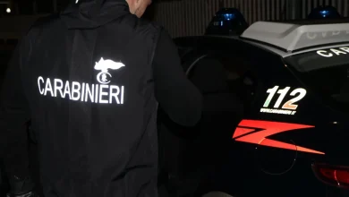 militare con pettorina Carabinieri sta per entrare in automobile di servizio dell'Arma