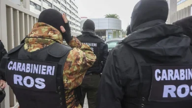 militari dei Carabinieri con Mefisto e giubbotto antiproiettile