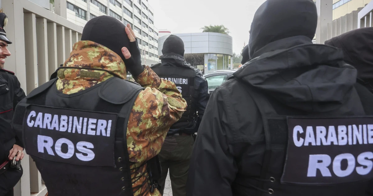 militari dei Carabinieri con Mefisto e giubbotto antiproiettile