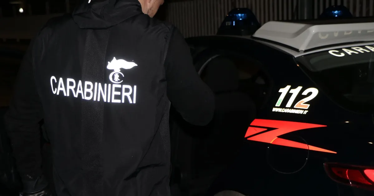 militare con pettorina Carabinieri sta per entrare in automobile di servizio dell'Arma