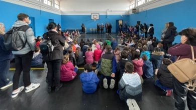 alunni che ascoltano professori in una palestra