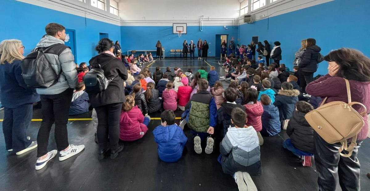 alunni che ascoltano professori in una palestra