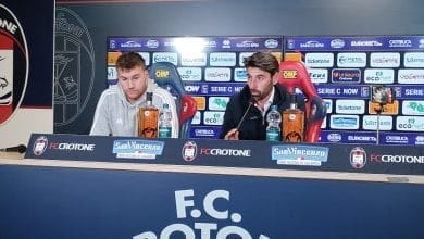 sala stampa dopo una partita di calcio, presenti allenatore e vice allenatore