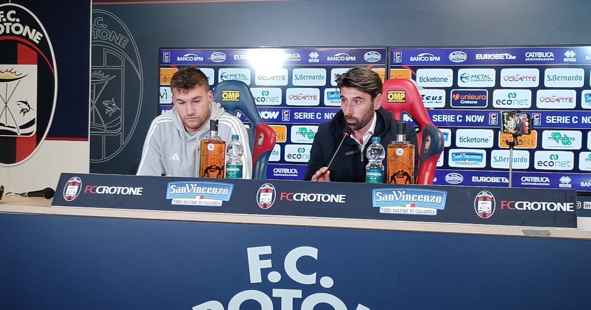 sala stampa dopo una partita di calcio, presenti allenatore e vice allenatore