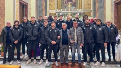 giocatori di pallacanestro all'interno di una chiesa