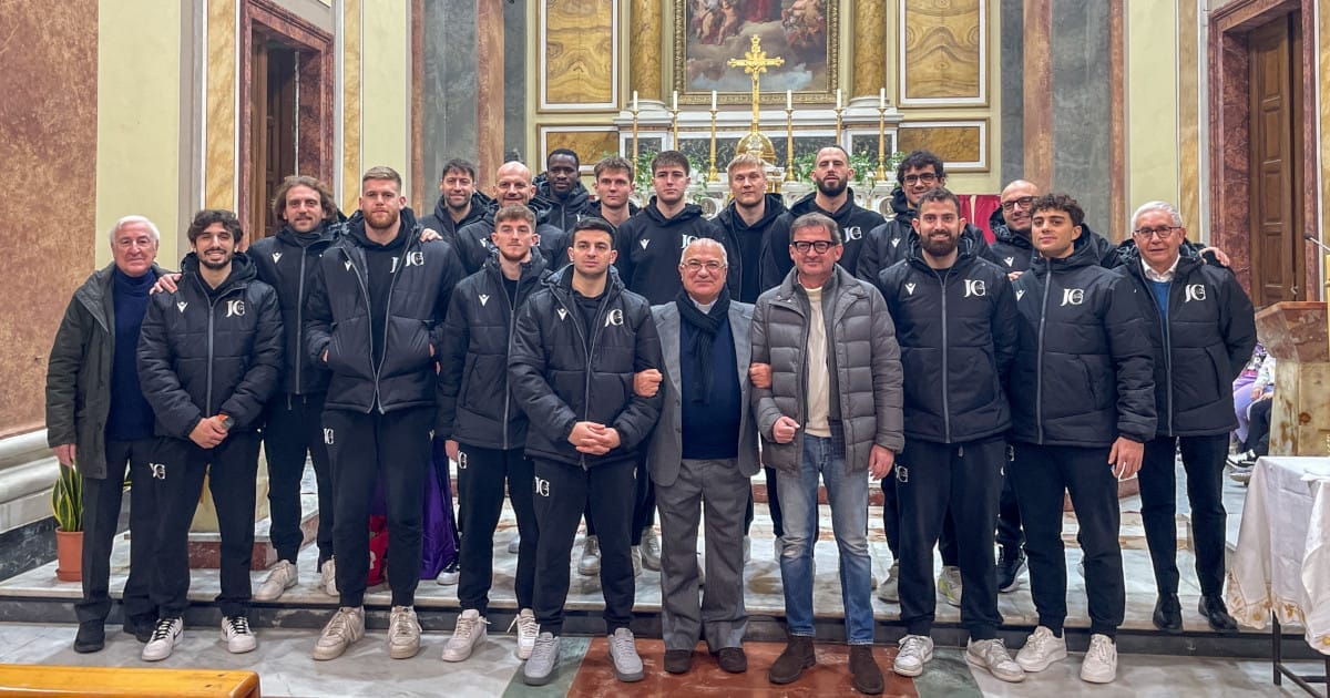 giocatori di pallacanestro all'interno di una chiesa