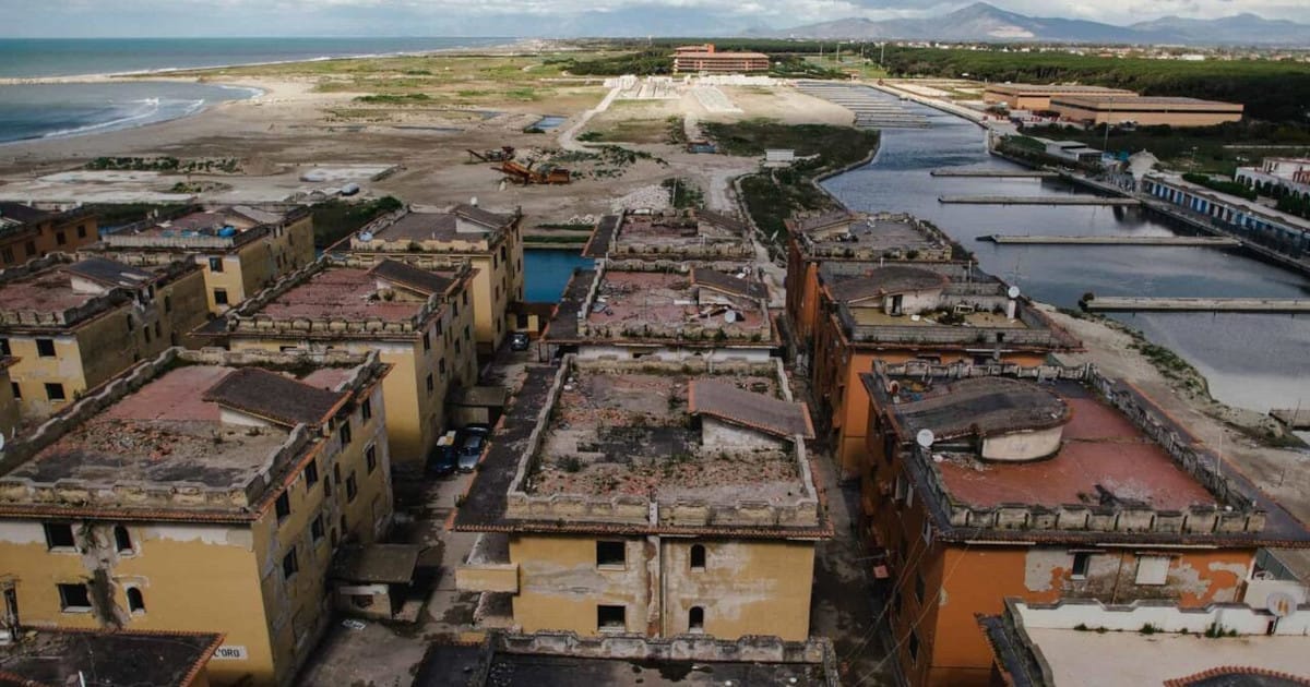 agglomerato di case fatiscenti e decadenti