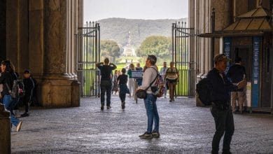 visitatori nel cortile interno del monumento Reggia di Caserta