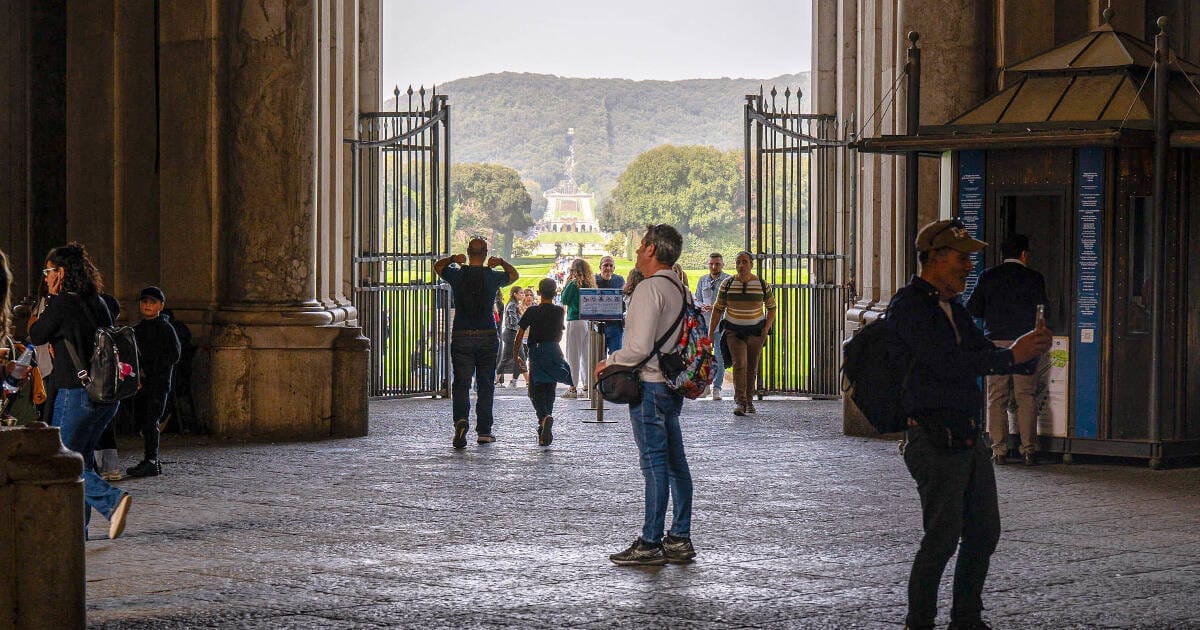 visitatori nel cortile interno del monumento Reggia di Caserta