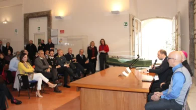 persone che assistono ad una conferenza