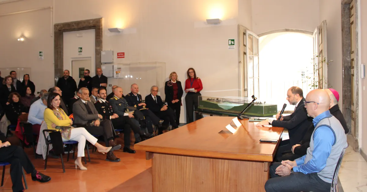 persone che assistono ad una conferenza