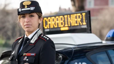 carabiniere donna in divisa da ufficiale