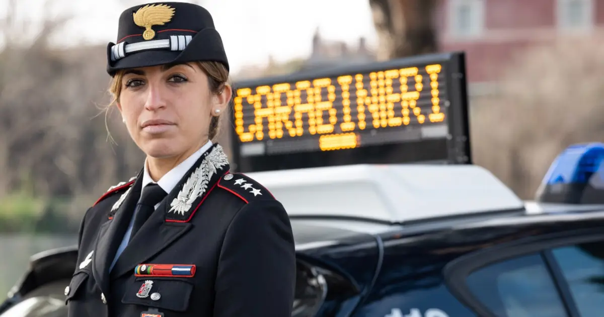carabiniere donna in divisa da ufficiale