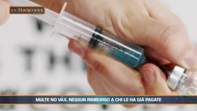 mano di un infermiera che prepara una iniezione