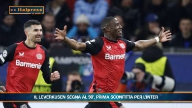 calciatore in maglia rossa che corre gioendo dopo un goal