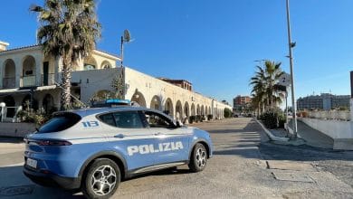 automobile con scritta polizia