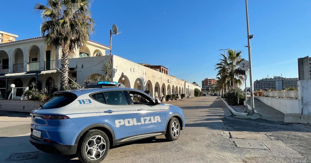 automobile con scritta polizia